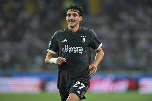 UDINE, ITALY - AUGUST 20: Andrea Cambiaso of Juventus looks on during the Serie A TIM match between Udinese Calcio and Juventus at Dacia Arena on August 20, 2023 in Udine, Italy. (Photo by Alessandro Sabattini/Getty Images) Consigli Fantacalcio, 5 difensori per la 2a giornata: Cambiaso da ex, Rrhamani certezza per il mod!- immagine 2