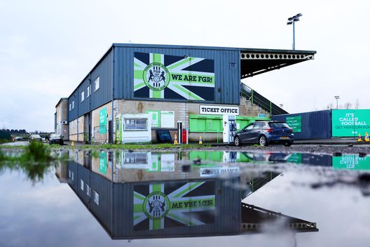 NAILSWORTH, INGHILTERRA - 7 GENNAIO: Lo stadio dopo la partita del terzo turno di Emirates FA Cup tra Forest Green Rovers e Birmingham City, rinviata a causa dell'allagamento del campo al The New Lawn, il 7 gennaio 2023 a Nailsworth, Inghilterra. (Foto di Dan Istitene/Getty Images) Forest Green Rovers biglietti
