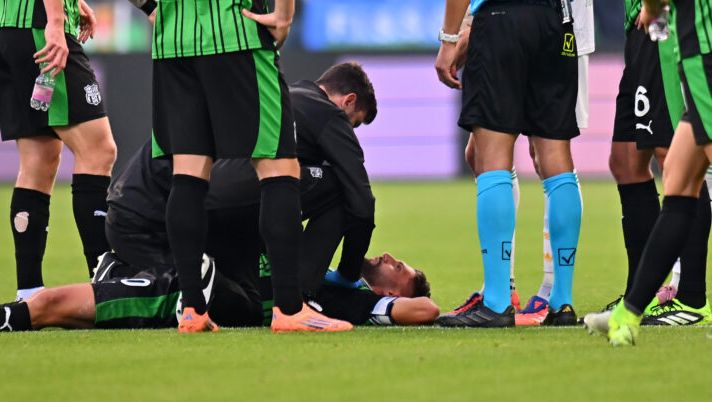 SASSUOLO, ITALY - OCTOBER 26: Domenico Berardi of Sassuolo receives medical treatment after picking up an injury during the Serie A match between US Sassuolo Calcio and AS Roma at Mapei Stadium Citta del Tricolore on October 26, 2025 in Sassuolo, Italy. (Photo by Alessandro Sabattini/Getty Images) ULTIM’ORA – Sassuolo, cambio obbligato per Berardi contro la Roma: ecco il motivo - immagine 1