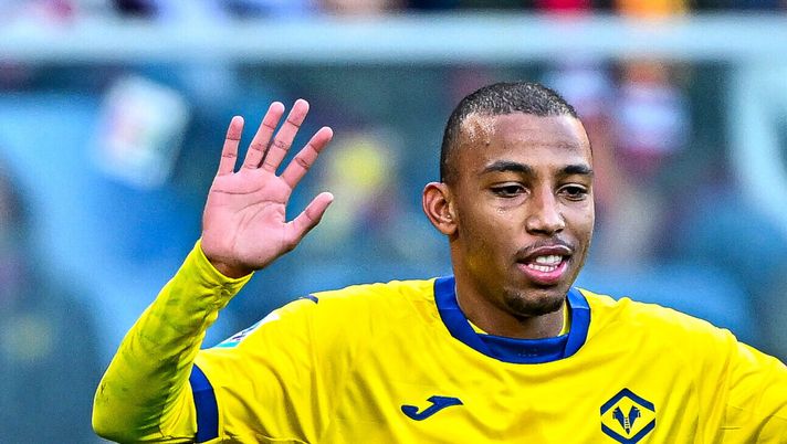 GENOA, ITALY - NOVEMBER 29: Rafik Belghali of Hellas Verona (left) celebrates with his team-mate Daniel Mosquera after scoring a goal during the Serie A match between Genoa CFC and Hellas Verona FC at Luigi Ferraris Stadium on November 29, 2025 in Genoa, Italy. (Photo by Simone Arveda/Getty Images) Verona: Belghali e Niasse appena in tempo per la Fiorentina. Poi Coppa d’Africa - immagine 1