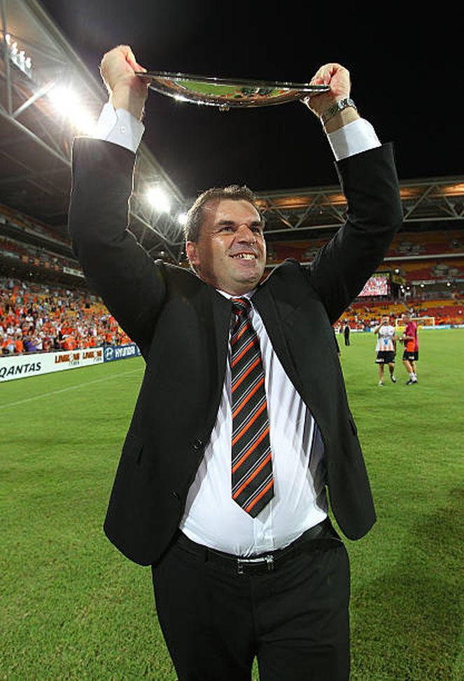 Ange Postecoglou dopo la vittoria del titolo con il Brisbane Roar. (Foto di Chris Hyde/Getty Images) Tottenham, Postecoglou e la vittoria del secondo anno. Porterà bene?- immagine 3