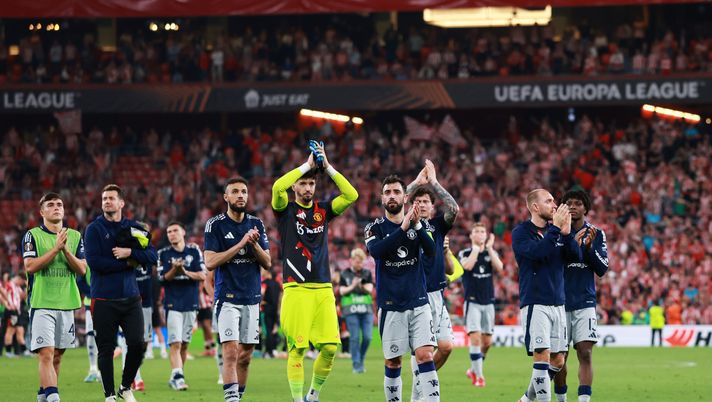 BILBAO, SPAIN - MAY 01: Players of Manchester United acknowledge the fans after the teams 3-0 victory in the UEFA Europa League 2024/25 Semi Final First Leg match between Athletic Bilbao and Manchester United at San Mames Stadium on May 01, 2025 in Bilbao, Spain. (Photo by Clive Brunskill/Getty Images) Europa League, Athletic Bilbao in cerca del miracolo: la storia insegna che si può - immagine 1