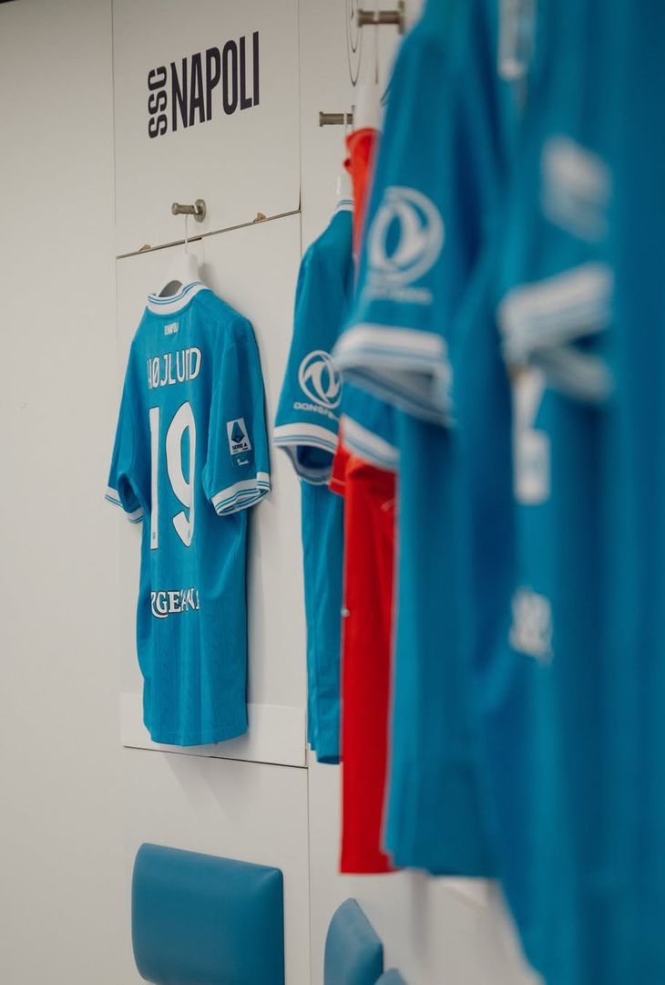 Sale l'attesa per il fischio d'inizio, fissato per le 20:45 odierne, di Napoli-Bologna, gara valevole per il posticipo della 36ª giornata del campionato 2025/26 di Serie A. Per l'occasione, la squadra di Antonio Conte, come dimostra una sequenza di fotografie pubblicata dall'admin dei social partenopei via Instagram, scenderà in campo con indosso la maglia azzurra.