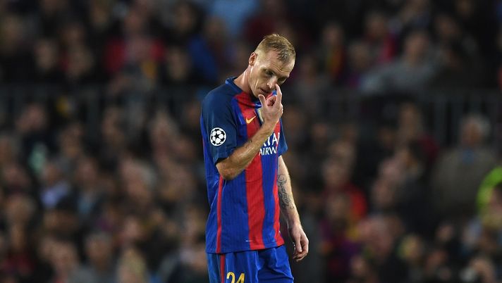 BARCELONA, SPAIN - OCTOBER 19: Jeremy Mathieu of Barcelona walks off after being sent off during the UEFA Champions League group C match between FC Barcelona and Manchester City FC at Camp Nou on October 19, 2016 in Barcelona, Spain. (Photo by Shaun Botterill/Getty Images) Mathieu, la depressione e il lavoro da commesso: “Ho molti problemi, lo faccio per avere una vita sociale” - immagine 1