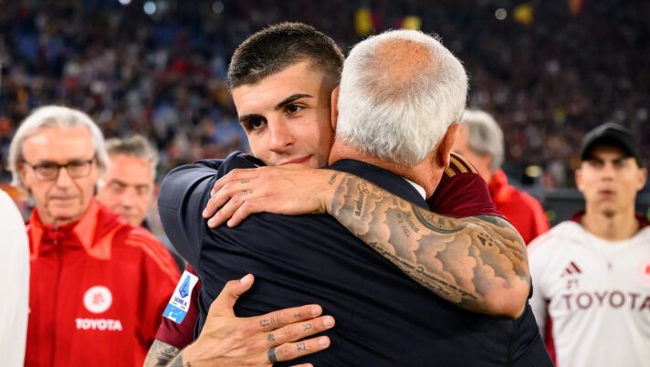 ROME, ITALY - MAY 18: AS Roma coach and Gianluca Mancini after the Serie A match between AS Roma and AC Milan at Stadio Olimpico on May 18, 2025 in Rome, Italy. (Photo by Fabio Rossi/AS Roma via Getty Images) Mancini: “Abbiamo ringraziato Ranieri. Ma non ci ha detto chi sarà il nuovo allenatore” - immagine 1
