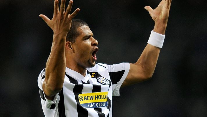 TURIN, ITALY - SEPTEMBER 15: Felipe Melo of Juventus FC reacts during the UEFA Champions League Group A match between Juventus FC and FC Girondins de Bordeaux at the Olympic Stadium on September 15, 2009 in Turin, Italy. (Photo by Claudio Villa/Getty Images) Brasile, Felipe Melo faccia a faccia con un tifoso. Il video diventa virale - immagine 1