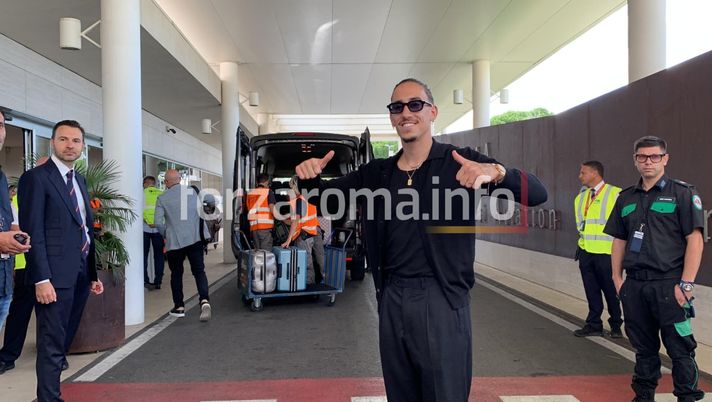Tsimikas è atterrato a Ciampino: “Molto felice di essere qui. Forza Roma” - immagine 1
