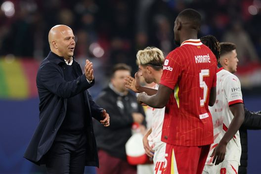 Konaté e Slot si danno il cinque dopo una vittoria del Liverpool in Champions League. (Foto di Maja Hitij/Getty Images) Konaté non ha dubbi: “L’anno prossimo voglio vincere la Champions. E sull’Inter…”- immagine 2