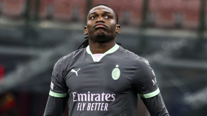 MILAN, ITALY - DECEMBER 11: Rafael Leao of AC Milan shows his dejection during the UEFA Champions League 2024/25 League Phase MD6 match between AC Milan and FK Crvena Zvezda at Stadio San Siro on December 11, 2024 in Milan, Italy. (Photo by Giuseppe Cottini/AC Milan via Getty Images) Leao: “Poco concentrati, è una questione mentale. Fonseca mi dà libertà e su Theo…” - immagine 1