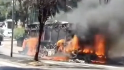 VIDEO / Autobus pubblico in fiamme in strada a Roma