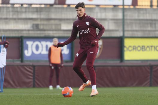 TURIN, ITALY - DECEMBER 10: Cesare Casadei of Torino FC during the Torino FC Training Session at Stadio Filadelfia on December 10, 2025 in Turin, Italy. (Photo by Stefano Guidi - Torino FC/Torino FC 1906 via Getty Images)