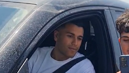 Cheddira, prime foto e autografi con i tifosi azzurri: l’ uscita da Castel Volturno