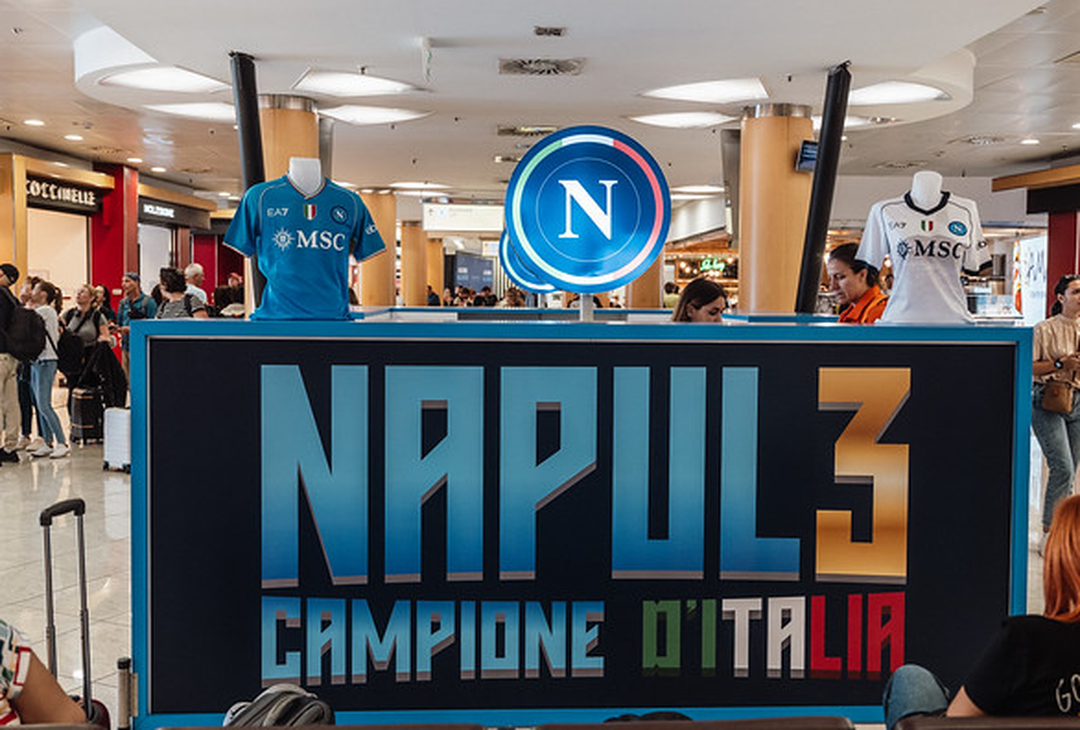 Nuovo pop-up store del Napoli a Capodichino: le immagini dall'Aeroporto