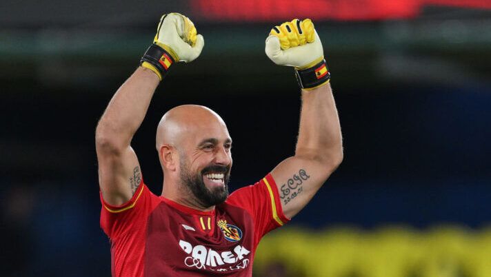 VILLARREAL, SPAIN - NOVEMBER 30: Pepe Reina of Villarreal CF celebrates after Santi Comesana of Villarreal CF scores the team's second goal during the UEFA Europa League 2023/24 match between Villarreal CF and Panathinaikos FC at Estadio de la Ceramica on November 30, 2023 in Villarreal, Spain. (Photo by David Ramos/Getty Images) Pepe Reina torna in Serie A: ha firmato col Como. Ecco la gerarchia al fanta con Pau Lopez - immagine 1