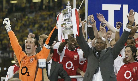 Cardiff, Galles - 17 maggio 2003: David Seaman e Patrick Vieira sollevano il trofeo della FA Cup. (Foto di Ross Kinnaird/Getty Images) Arsenal-Milan, una formazione storica tra leadership, eleganza e talento- immagine 3