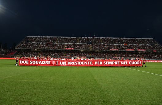 Un minuto di silenzio viene osservato in memoria di Silvio Berlusconi prima della partita del Trofeo Silvio Berlusconi tra AC Monza e AC Milan allo U-Power Stadium l'8 agosto 2023 a Monza Silvio Berlusconi, gli anni d’oro del Milan e la Serie A col Monza- immagine 7
