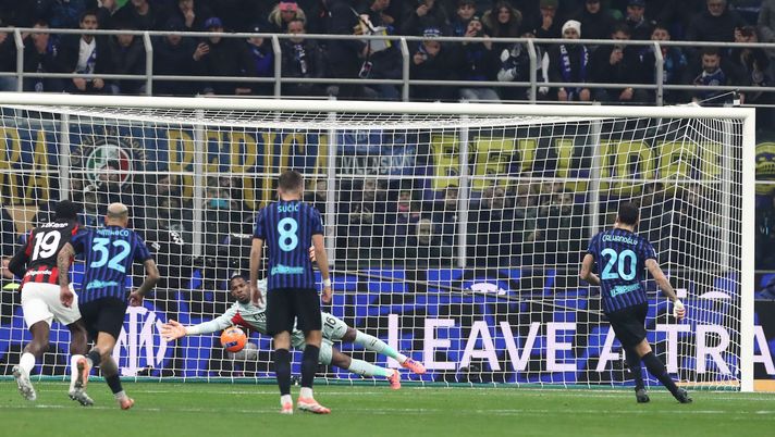 MILAN, ITALY - NOVEMBER 23: Mike Maignan of AC Milan saves a penalty kick Hakan Calhanoglu of FC Internazionale during the Serie A match between FC Internazionale and AC Milan at Giuseppe Meazza Stadium on November 23, 2025 in Milan, Italy. (Photo by Marco Luzzani/Getty Images) calhanoglu-rinnovo-milan-inter-inzaghi-estate-2021
