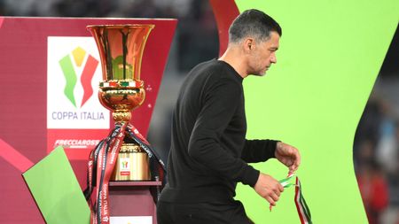 ROME, ITALY - MAY 14: Sergio Conceicao, Head Coach of AC Milan, walks past the Coppa Italia trophy after the team's defeat in the Coppa Italia Final match between AC Milan and Bologna at Stadio Olimpico on May 14, 2025 in Rome, Italy. (Photo by Marco Rosi/Getty Images) milan-bologna-conceicao-dichiarazioni-olimpico-diretta-live-risultato-tv-mediaset-coppa-italia