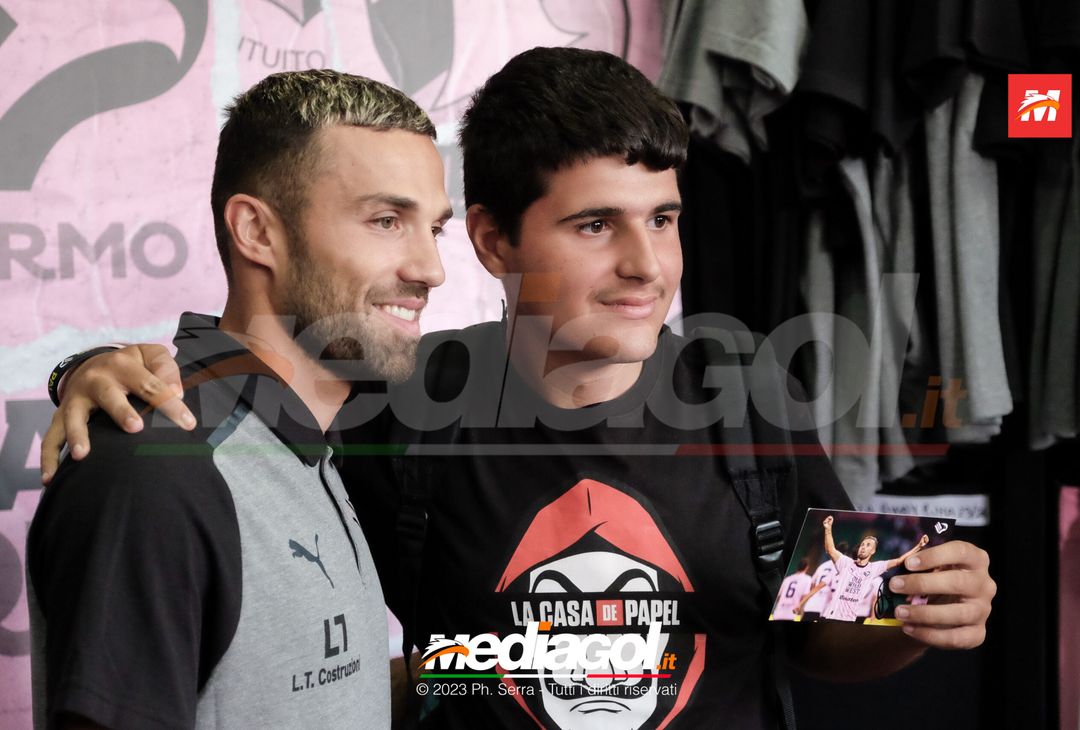 FOTO PALERMO: Federico Di Francesco scatta selfie con i tifosi allo store (GALLERY) - immagine 20