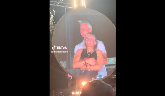 ‘Beccati’ al concerto dei Coldplay: entrambi licenziati. Le motivazioni dell’azienda ‘Beccati’ al concerto dei Coldplay: entrambi licenziati. Le motivazioni dell’azienda - immagine 1
