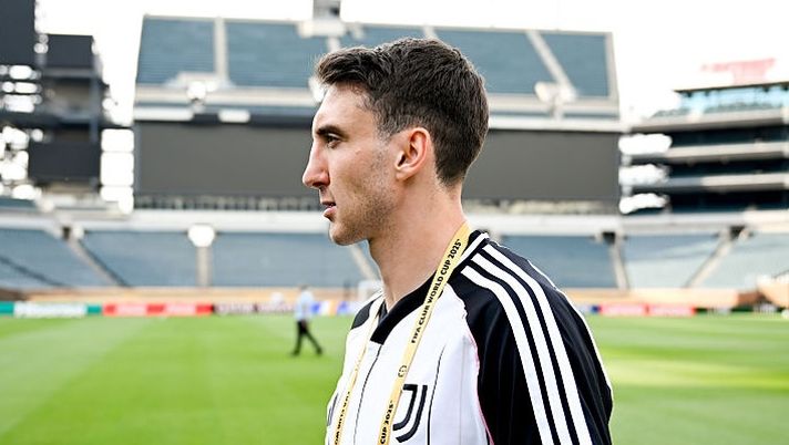 PHILADELPHIA, PENNSYLVANIA - JUNE 21: Andrea Cambiaso of Juventus during a pitch inspection at Lincoln Financial Field on June 21, 2025 in Philadelphia, Pennsylvania. (Photo by Daniele Badolato - Juventus FC/Juventus FC via Getty Images) Remind: tutti gli squalificati per la 2a giornata, saranno questi quattro gli assenti - immagine 1