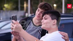 FOTO PALERMO: i giocatori del Palermo scattano selfie con i tifosi (GALLERY)