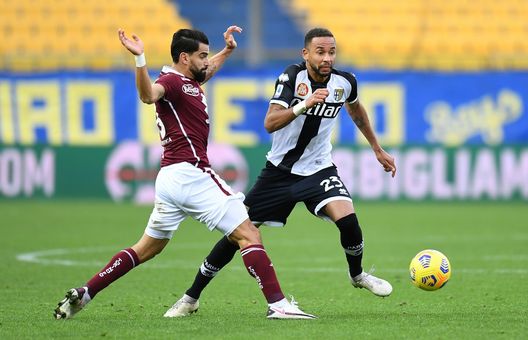 PARMA, ITALY - JANUARY 03: Tomas Rincon of Torino battles for possession with Hernani of Parma during the Serie A match between Parma Calcio and Torino FC at Stadio Ennio Tardini on January 03, 2021 in Parma, Italy. Sporting stadiums around Italy remain under strict restrictions due to the Coronavirus Pandemic as Government social distancing laws prohibit fans inside venues resulting in games being played behind closed doors. (Photo by Alessandro Sabattini/Getty Images) Rincon, pronto a ritrovare Juric. Ma prima c’è il Venezuela per il Mondiale- immagine 3
