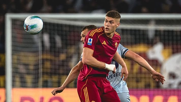 ROME, ITALY - NOVEMBER 09: AS Roma player Artem Dovbyk during the Serie A match between AS Roma and Udinese Calcio at Stadio Olimpico on November 09, 2025 in Rome, Italy. (Photo by Luciano Rossi/AS Roma via Getty Images) ULTIM’ORA – Roma, brutte notizie per Dovbyk: l’esito degli esami e i tempi di recupero - immagine 1