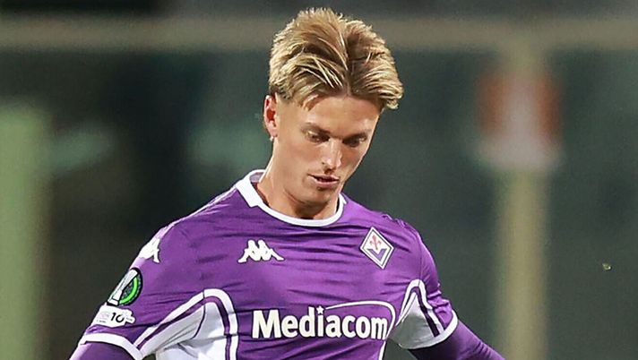 FLORENCE, ITALY - OCTOBER 2: Albert Gudmundsson of ACF Fiorentina in action during the UEFA Conference League 2025/26 League Phase MD1 match between ACF Fiorentina and SK Sigma Olomouc at Stadio Artemio Franchi on October 2, 2025 in Florence, Italy. (Photo by Gabriele Maltinti/Getty Images) Gudmundsson ancora bocciato: Pioli lo toglie all’intervallo contro la Roma - immagine 1
