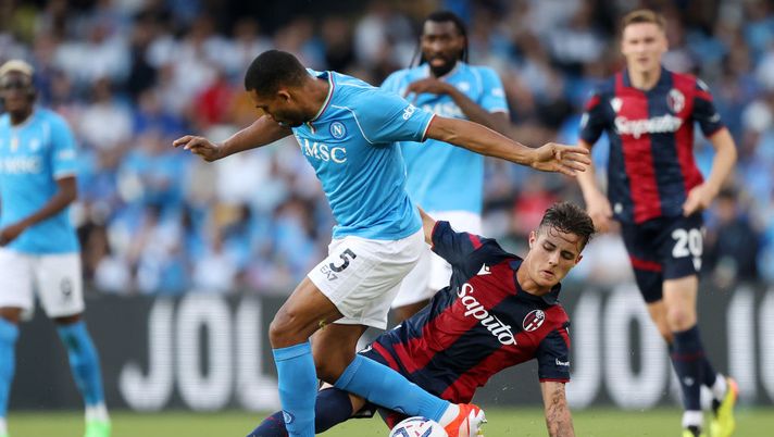 NAPLES, ITALY - MAY 11: Juan Jesus of SSC Napoli battles for possession with Kacper Urbański of Bologna FC during the Serie A match between SSC Napoli and Bologna FC at Stadio Diego Armando Maradona on May 11, 2024 in Naples, Italy. (Photo by Francesco Pecoraro/Getty Images) Urbanski migliora: le sensazioni verso l’Udinese - immagine 1
