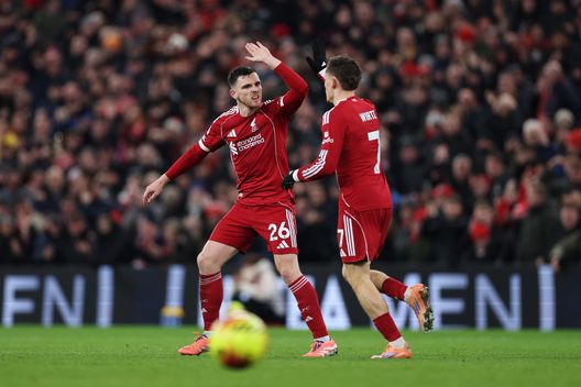 LIVERPOOL, INGHILTERRA - 03 DICEMBRE: Florian Wirtz del Liverpool celebra il gol del vantaggio della sua squadra insieme al compagno di squadra Andrew Robertson durante la partita di Premier League tra Liverpool e Sunderland ad Anfield il 03 dicembre 2025 a Liverpool, Inghilterra. (Foto di Justin Setterfield/Getty Images) Liverpool, Wirtz: “C’è rammarico per la mancata vittoria, dobbiamo lavorare duramente”- immagine 3
