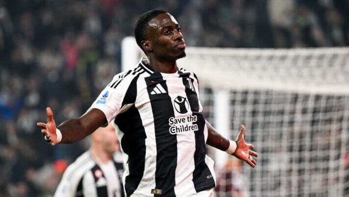 TURIN, ITALY - NOVEMBER 09: Timothy Weah of Juventus celebrates after scoring his team's first goal during the Serie A match between Juventus and Torino at Juventus Stadium on November 09, 2024 in Turin, Italy. (Photo by Daniele Badolato - Juventus FC/Juventus FC via Getty Images) Weah: “I gol? Gioco in attacco! La verità sul mio ruolo, gli assist e contro il Milan…” - immagine 1