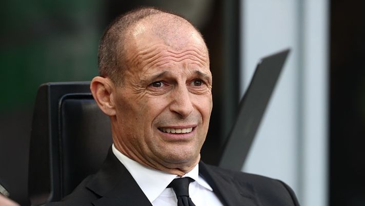 MILAN, ITALY - APRIL 11: AC Milan coach Massimiliano Allegri looks on during the Serie A match between AC Milan and Udinese Calcio at Giuseppe Meazza Stadium on April 11, 2026 in Milan, Italy. (Photo by Marco Luzzani/Getty Images) allegri-sistema-di-gioco-attacco-difesa