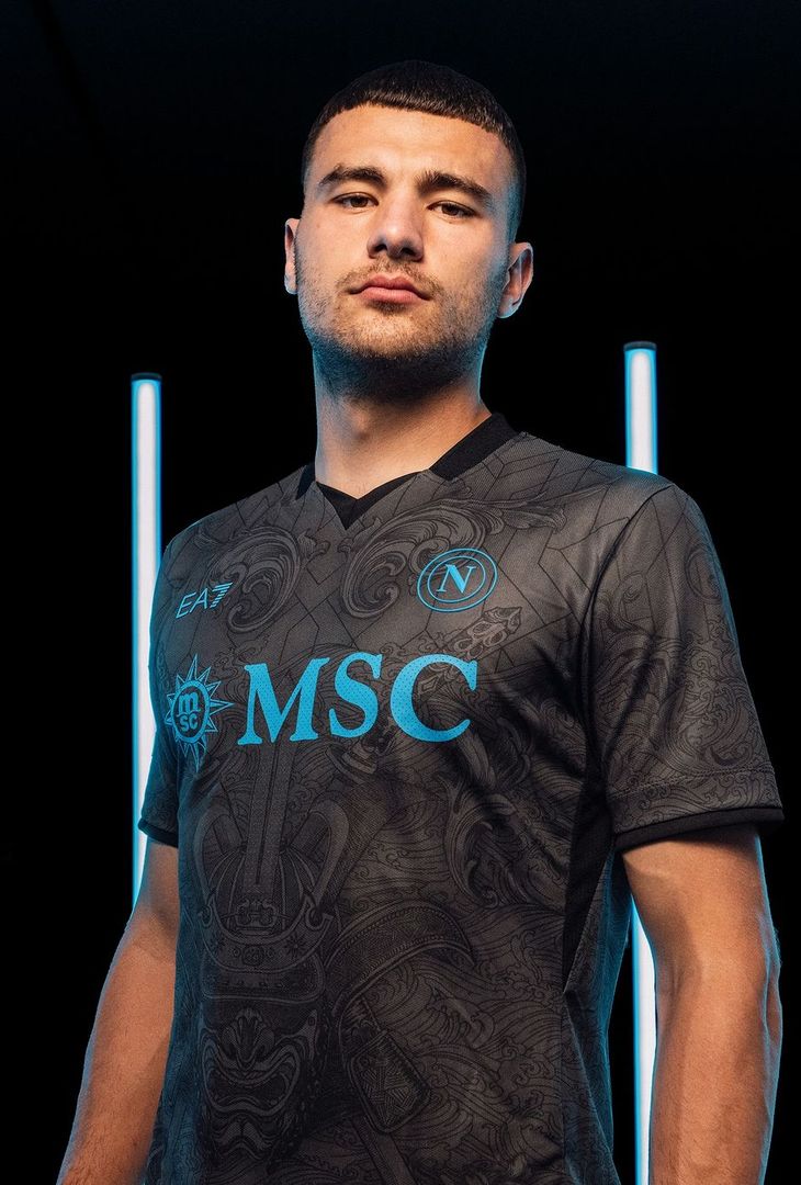 GALLERY La terza maglia del Napoli è disponibile negli store ufficiali - immagine 8