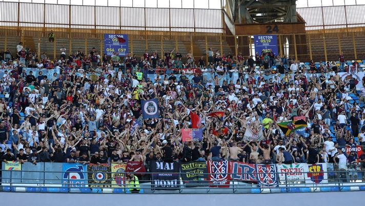 NAPLES, ITALY - MAY 11: Bologna FC supporters during the Serie A match between SSC Napoli and Bologna FC at Stadio Diego Armando Maradona on May 11, 2024 in Naples, Italy. (Photo by Francesco Pecoraro/Getty Images) Il Bologna sogna un’altra impresa: il dato sul settore ospiti però non fa ben sperare - immagine 1