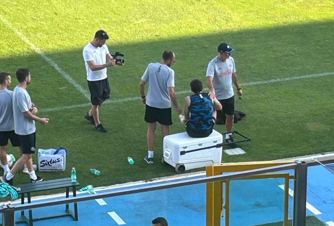 Il georgiano non partecipa alla partitella e parla col medico sociale a bordocampo