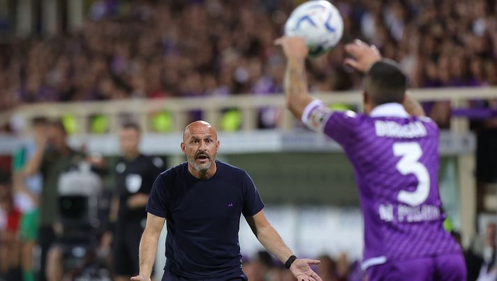 FLORENCE, ITALY - AUGUST 31: Head coach Vincenzo Italiano manager of ACF Fiorentina gestures during the UEFA Conference League play-off round, second leg match between ACF Fiorentina and Rapid Wien at Artemio Franchi Stadium on August 31, 2023 in Florence, Italy. (Photo by Gabriele Maltinti/Getty Images) Udinese-Fiorentina: nei precedenti sempre pochi pari - immagine 1
