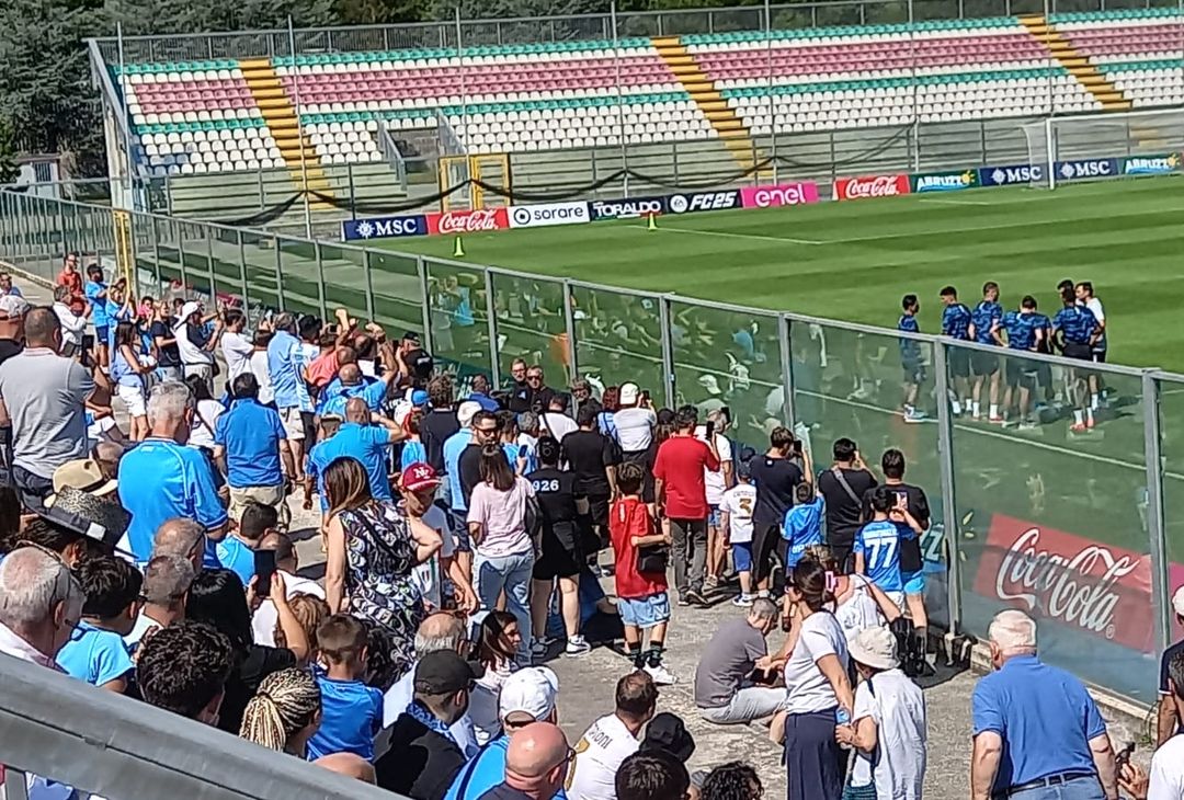 GALLERY Cori dei tifosi per Di Lorenzo: la risposta del capitano azzurro - immagine 3
