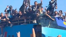 FOTO Napoli celebra l’uomo Scudetto: Di Lorenzo sventola la bandiera di McTominay