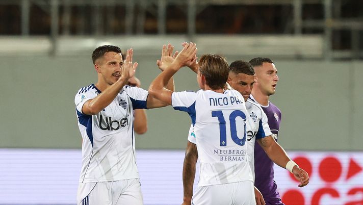 FLORENCE, ITALY - SEPTEMBER 21: Marc-Oliver Kempf of Como 1907 celebrates after scoring a goal with Nico Paz of Como 1907 during the Serie A match between ACF Fiorentina and Como 1907 at Artemio Franchi on September 21, 2025 in Florence, Italy. (Photo by Gabriele Maltinti/Getty Images) Baiano elogia il Como: “Hanno speso 130 milioni, così si costruisce” - immagine 1
