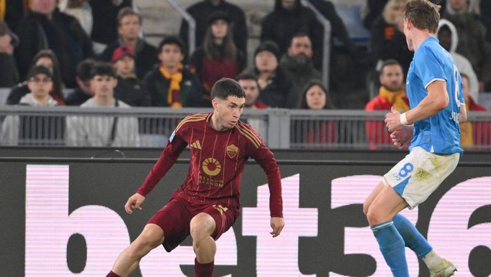 ROME, ITALY - FEBRUARY 02: AS Roma player Matias Soulé during the Serie A match between AS Roma and Napoli at Stadio Olimpico on February 02, 2025 in Rome, Italy. (Photo by Luciano Rossi/AS Roma via Getty Images) Soulé in conferenza: “Disposto a fare più ruoli. Sulla sfida contro Neres…” - immagine 1