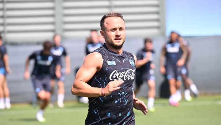 NAPLES, ITALY - AUGUST 25: Stanislav Lobotka of Napoli during a training session on August 25, 2025 in Naples, Italy. (Photo by SSC NAPOLI/SSC NAPOLI via Getty Images) Infortunio Lobotka, nuovi test medici in giornata per lo slovacco: i dettagli – GdS - immagine 1
