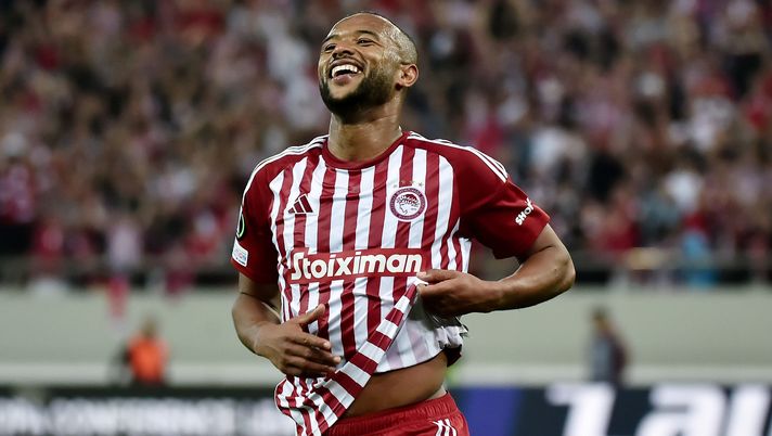 PIRAEUS, GREECE - MAY 09: Ayoub El Kaabi of Olympiakos celebrates scoring his team's second goal during the UEFA Europa Conference League 2023/24 Semi-Final second leg match between Olympiacos FC and Aston Villa at Stadio Georgios Karaiskakis on May 09, 2024 in Piraeus, Greece. (Photo by Milos Bicanski/Getty Images) Fiorentina, rivincita in Conference: El Kaabi pericolo numero uno - immagine 1