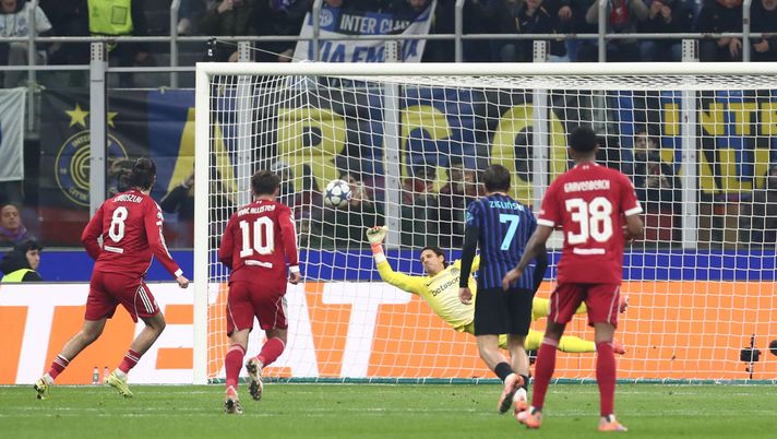 MILAN, ITALY - DECEMBER 09: Dominik Szoboszlai of Liverpool FC scores their team's first goal during the UEFA Champions League 2025/26 League Phase MD6 match between FC Internazionale Milano and Liverpool FC at Stadio San Siro on December 09, 2025 in Milan, Italy. (Photo by Marco Luzzani/Getty Images) Classifica Champions League: Inter quinta agganciata dal Liverpool - immagine 1