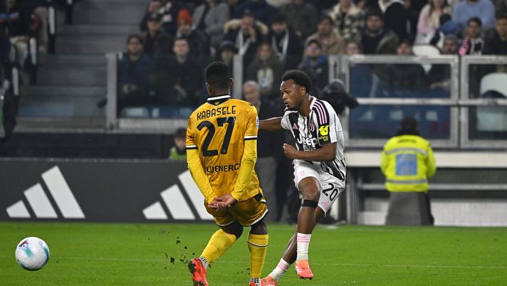 TURIN, ITALY - OCTOBER 29: Lois Openda of Juventus kicks the ball while under pressure from Christian Kabasele of Udinese during the Serie A match between Juventus FC and Udinese Calcio at Allianz Stadium on October 29, 2025 in Turin, Italy. (Photo by Filippo Alfero - Juventus FC/Juventus FC via Getty Images) Udinese-Bologna | Kabasele: “Dobbiamo crescere ancora…” Le parole - immagine 1