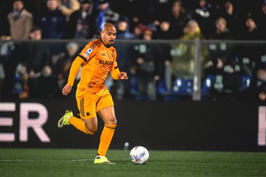 COMO, ITALY - MARCH 15: Donyell Malen of AS Roma in action during the Serie A match between Como 1907 and AS Roma at Giuseppe Sinigaglia Stadium on March 15, 2026 in Como, Italy. (Photo by Fabio Rossi/AS Roma via Getty Images)