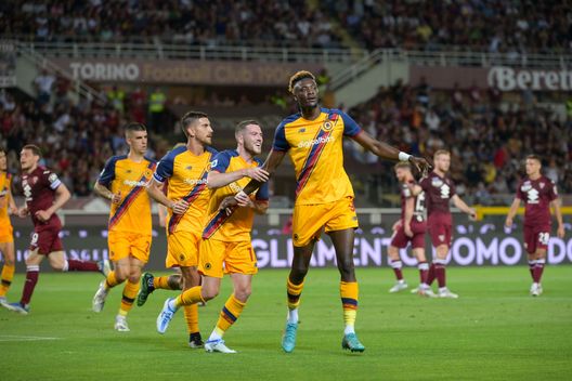 Tammy Abraham esulta dopo il suo secondo gol in Torino-Roma 0-3 del 20 maggio 2022 (Foto di Fabio Rossi/AS Roma via Getty Images) Abraham