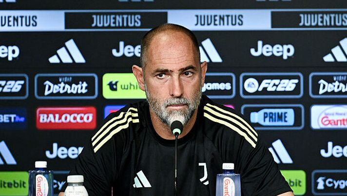 TURIN, ITALY - SEPTEMBER 19: Juventus head coach Igor Tudor during a press conference at Allianz Stadium on September 19, 2025 in Turin, Italy. (Photo by Daniele Badolato - Juventus FC/Juventus FC via Getty Images) Tudor: “Spero che Modric faccia cagare! Bremer, K. Thuram, i gol subiti, l’attacco e la pressione…” - immagine 1