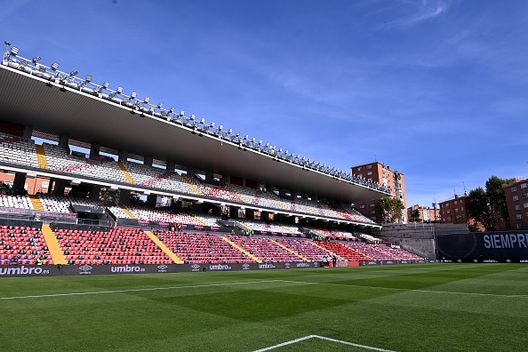 MADRID, SPAGNA - 9 NOVEMBRE: Vista generale all'interno dello stadio prima della partita LaLiga EA Sports tra Rayo Vallecano de Madrid e Real Madrid CF all'Estadio de Vallecas il 9 novembre 2025 a Madrid, Spagna. (Foto di Denis Doyle/Getty Images) Rayo Vallecano, inaugurato il settore ospiti del Vallecas: “esordio” ieri contro il Betis- immagine 2
