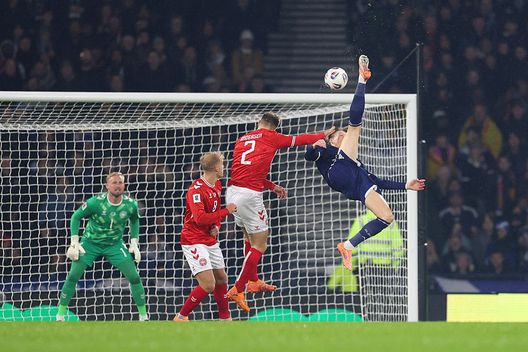 La superbia acrobazia di Scott McTominay all'inizio di Scozia-Danimarca che ha portato in vantaggio la nazionale anglosassone. La partita terminerà poi 4-2 grazie alle due reti nel finale degli scozzesi (Photo by Stu Forster/Getty Images) Apoteosi Scozia, gol al 93′ e qualificazione mondiale con McTominay show!- immagine 2